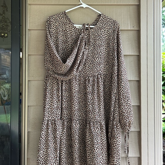 Jade by Jane dress leopard pattern, tiered style tie sleeve hems. USA made - Picture 3 of 4